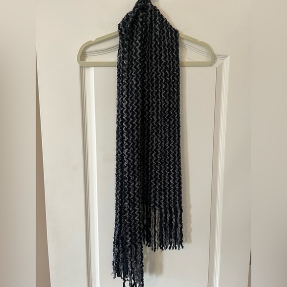 Liz Claiborne Black and Gray Knit Scarf with Fringe Made in Italy - Picture 9 of 10